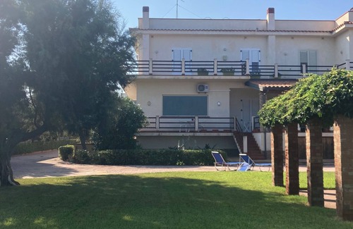 Trappeto Villa | La Magnolia Villa Residence & Rooms/Palermo seafront villa