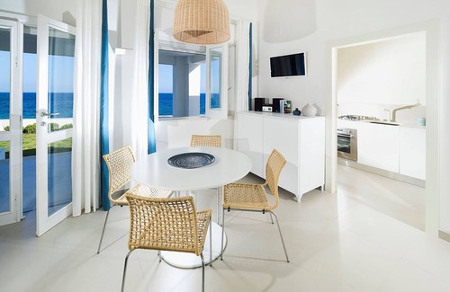 Fontane Bianche Villa | Mariol - 4 People, Jacuzzi, on the Sea, Garden, Wifi, A/C