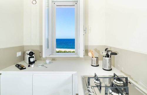 Fontane Bianche Villa | Mariol - 4 People, Jacuzzi, on the Sea, Garden, Wifi, A/C