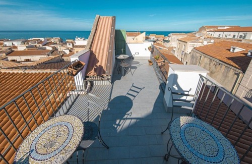 Old Town Bed & Breakfast | Palazzo Villelmi, triple room Dafne