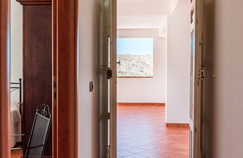 Montallegro Apartment | Room 'Monte Suso' with sea view, shared terrace and air conditioning