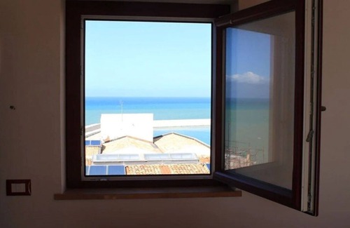 Balestrate House | Sea House 2 on The Beach near to Palermo and Trapani Airport, WIFI, Terrace, BBQ