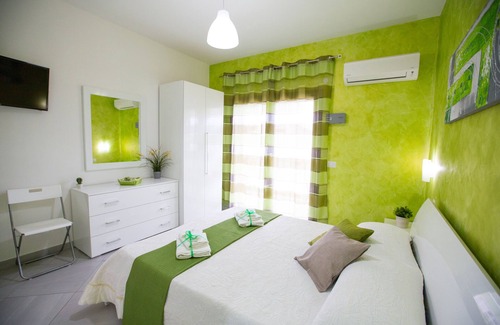 Cefalu Bed & Breakfast | Sea view room with balcony
