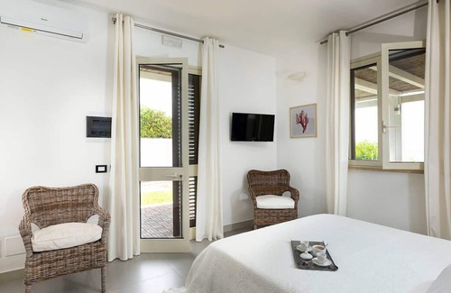Noto Marina Villa | Seafront villa with jacuzzi and access to the sea