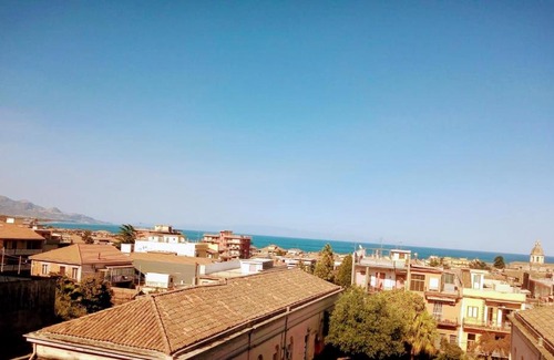 Coste Apartment | Sole, Mare & Etna, Appartamento con parcheggio privato e balconi con vista mare & Etna