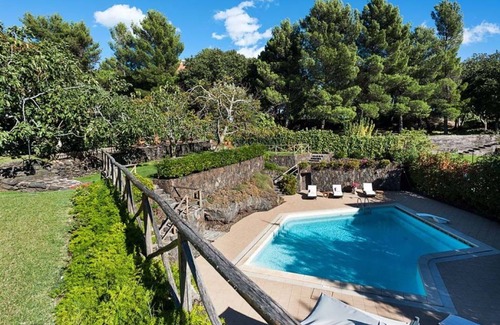 Ragalna House | Stunning private villa for 4 guests with A/C, WIFI, private pool, TV and terrace