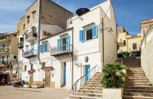 Porticello House | Tasteful holiday home in Santa Flavia with terrace
