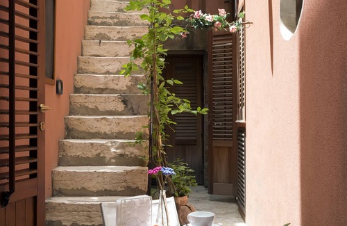 Trapani City Centre Apartment | the flowered courtyard srl
