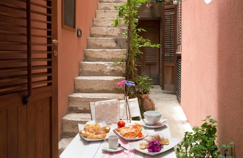 Trapani City Centre Apartment | the flowered courtyard srl