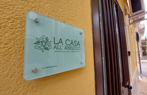 Altavilla Milicia Apartment | The House at the Corner Delightful apartment in the center