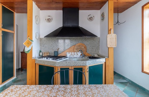 Isola Villa | Villa 'Bianca Tra Isola E Plemmirio' with Sea View, Shared Pool and Air Conditioning