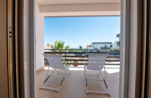 Torre Colonna-sperone Villa | Villa 'Carola Primo Piano' with Shared Pool, Wi-Fi and Air Conditioning