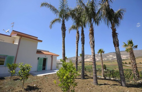 Buseto Palizzolo Villa | Villa Relax con Giardino Alberato Prossima al Mare di Scopello