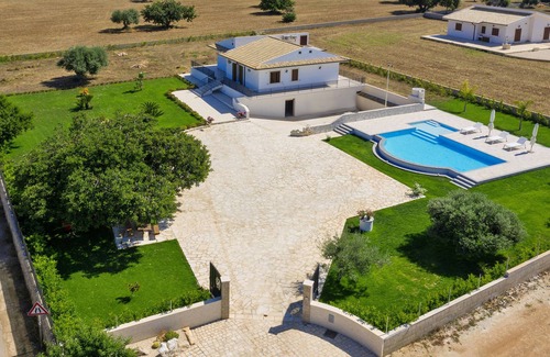 Cava dʼAliga Villa | Villetta Bianca, Scicli, Italy