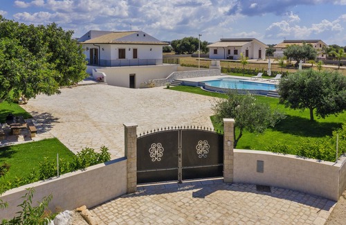 Cava dʼAliga Villa | Villetta Bianca, Scicli, Italy