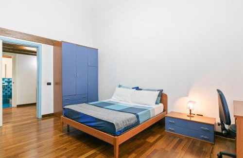 Centro Storico Apartment | Vittorio Emanuele & Via Roma Colorful Apartment