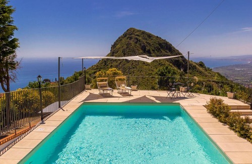 Castelmola House | 150 m² House ∙ 4 bedrooms ∙ 10 guests