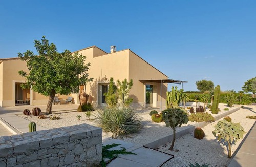 Noto Villa | 175 m² Villa ∙ 5 bedrooms ∙ 9 guests