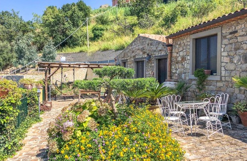 Ficarra House | 176 m² Maisonette ∙ 5 bedrooms ∙ 13 guests