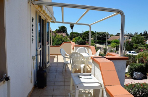 Arenella Villa | 2 BEDROOM HOUSE SITUATED JUST 150 M FROM THE SEA