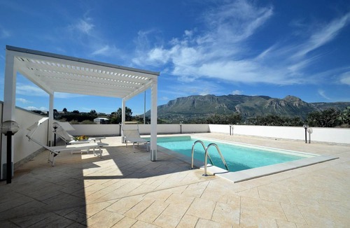 Alcamo House | 200 m² House ∙ 3 bedrooms ∙ 8 guests