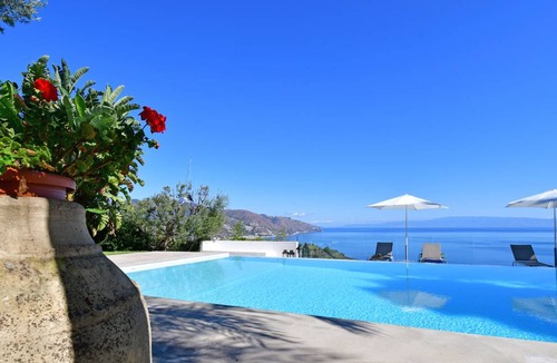 Taormina Villa | 200 m² Villa ∙ 4 bedrooms ∙ 7 guests