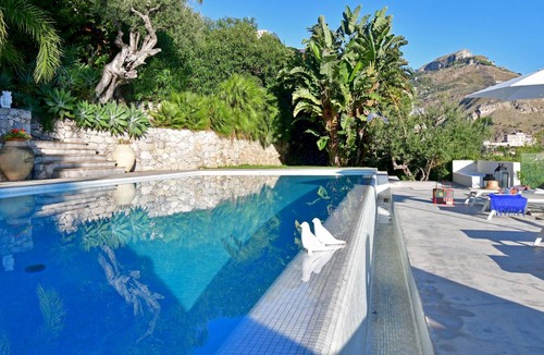 Taormina Villa | 200 m² Villa ∙ 4 bedrooms ∙ 7 guests