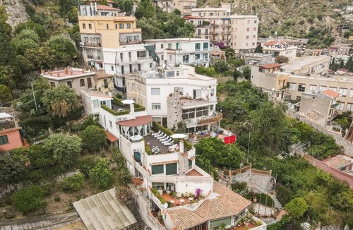 Taormina Villa | 202 m² Villa ∙ 3 bedrooms ∙ 6 guests