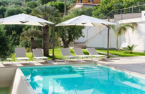Taormina Villa | 240 m² Villa ∙ 6 bedrooms ∙ 12 guests