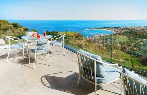 Taormina Villa | 240 m² Villa ∙ 6 bedrooms ∙ 12 guests
