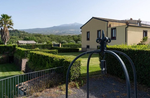 Castiglione di Sicilia House | 250 m² House ∙ 4 bedrooms ∙ 8 guests