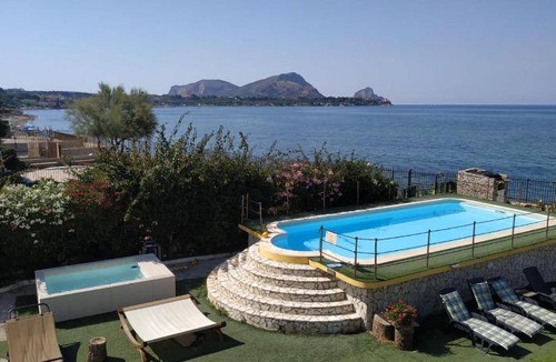 Casteldaccia Villa | 270 m² Villa ∙ 6 bedrooms ∙ 30 guests