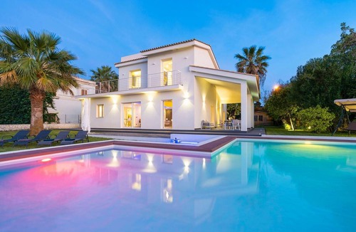 Syracuse Villa | 280 m² Villa ∙ 4 bedrooms ∙ 8 guests