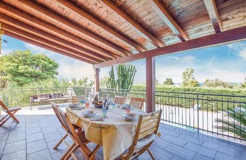 Torre Colonna-sperone House | 3 bedroom accommodation in Altavilla Milicia PA