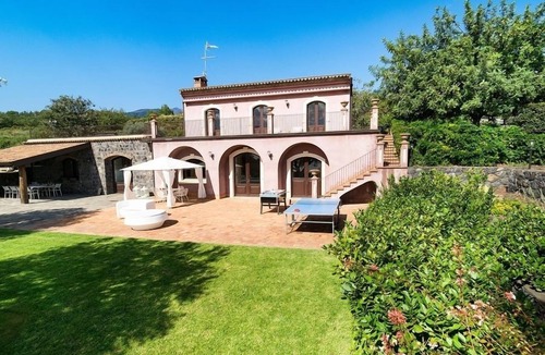 Milo Villa | 3 bedroom Villa rental near Catania Sicily with private pool and airconditioning