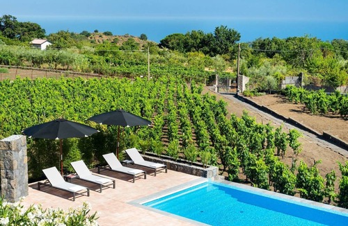 Pedara Villa | 300 m² Villa ∙ 4 bedrooms ∙ 8 guests