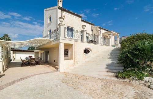 Donnalucata Villa | 300 m² Villa ∙ 4 bedrooms ∙ 8 guests