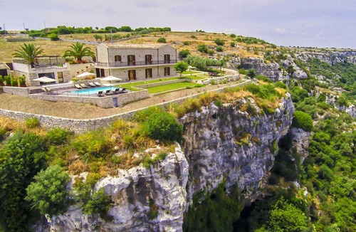 Modica Villa | 300 m² Villa ∙ 7 bedrooms ∙ 16 guests