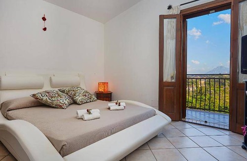 Altavilla Milicia Villa | 350 m² Villa ∙ 5 bedrooms ∙ 12 guests
