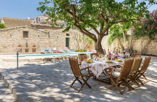 Donnalucata Villa | 3500 m² Villa ∙ 6 bedrooms ∙ 13 guests
