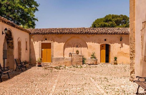 Chiaramonte Gulfi House | 377 m² Farmhouse ∙ 8 bedrooms ∙ 30 guests