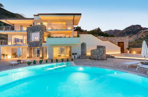 Giardini Naxos Villa | 600 m² Villa ∙ 10 bedrooms ∙ 20 guests