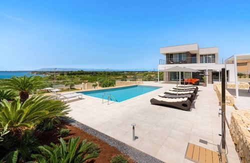 Syracuse Villa | 600 m² Villa ∙ 6 bedrooms ∙ 12 guests