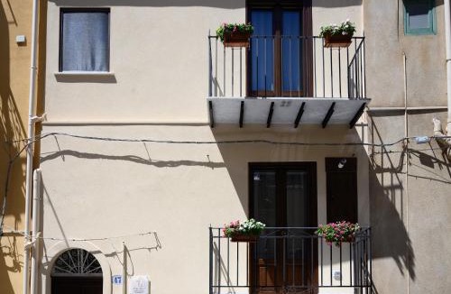 Castelbuono House | A casa duci