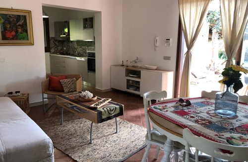 Fondachello Villa | A Circa Seicento Metri dal Mare la Villetta è Circondata da Giardino e Tettoia