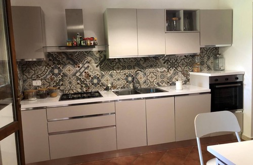 Fondachello Villa | A Circa Seicento Metri dal Mare la Villetta è Circondata da Giardino e Tettoia