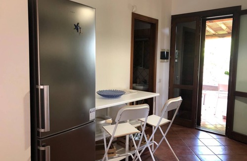 Fondachello Villa | A Circa Seicento Metri dal Mare la Villetta è Circondata da Giardino e Tettoia