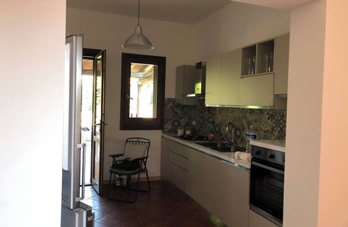Fondachello Villa | A Circa Seicento Metri dal Mare la Villetta è Circondata da Giardino e Tettoia