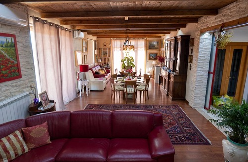 Contursi Terme Bed & Breakfast | A Tuscan-style villa surrounded by greenery with a beautiful heated hot tub