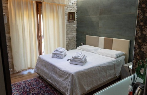 Contursi Terme Bed & Breakfast | A Tuscan-style villa surrounded by greenery with a beautiful heated hot tub